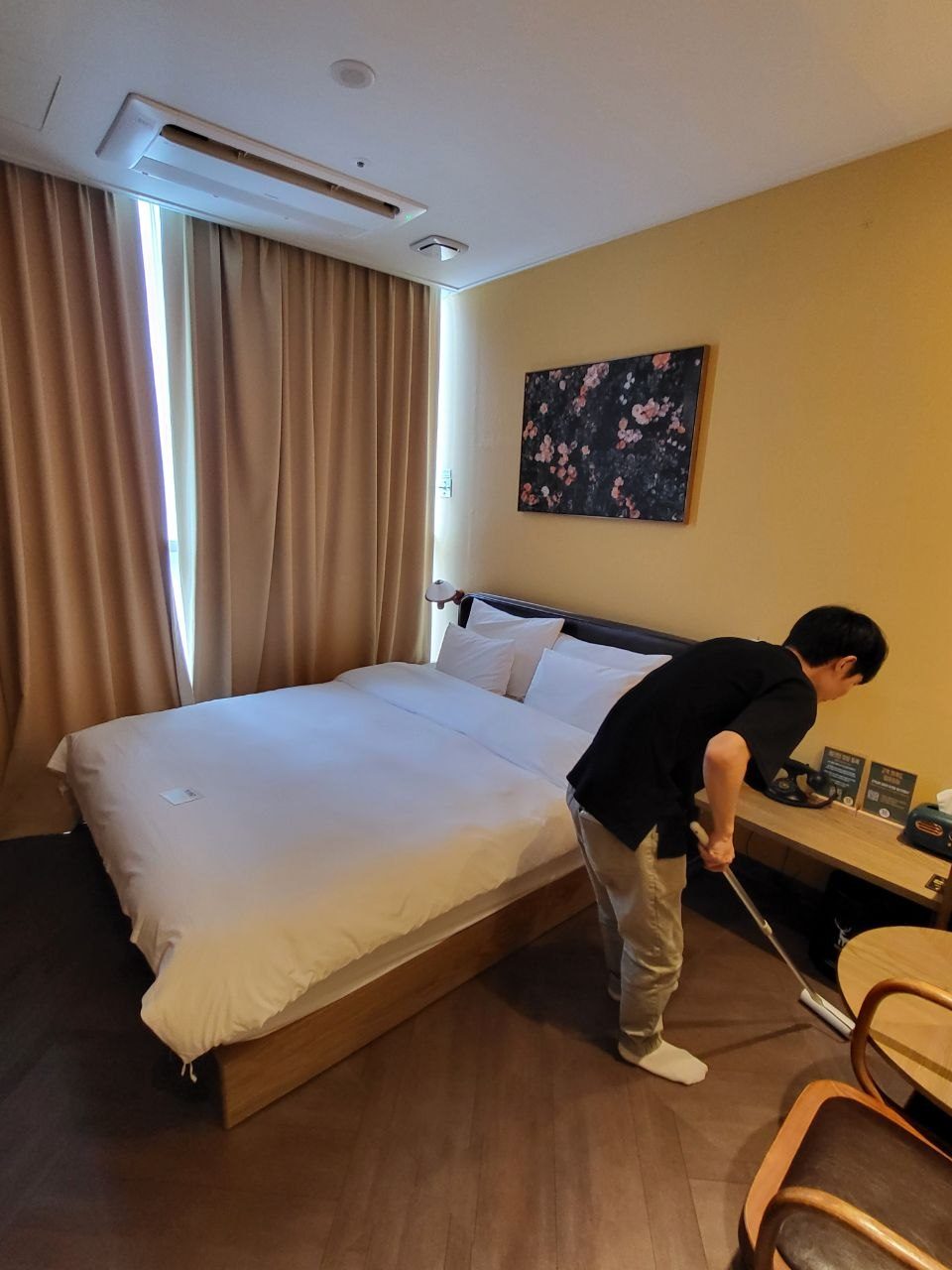 객실 침대 주변을 점검하는 모습