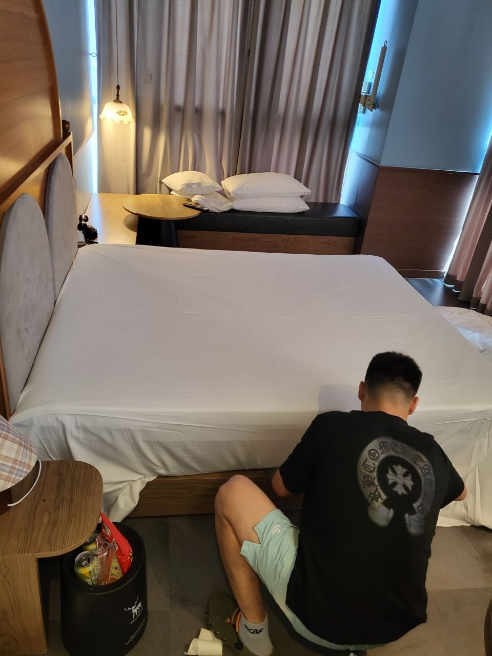 침대 아래를 확인하는 모습