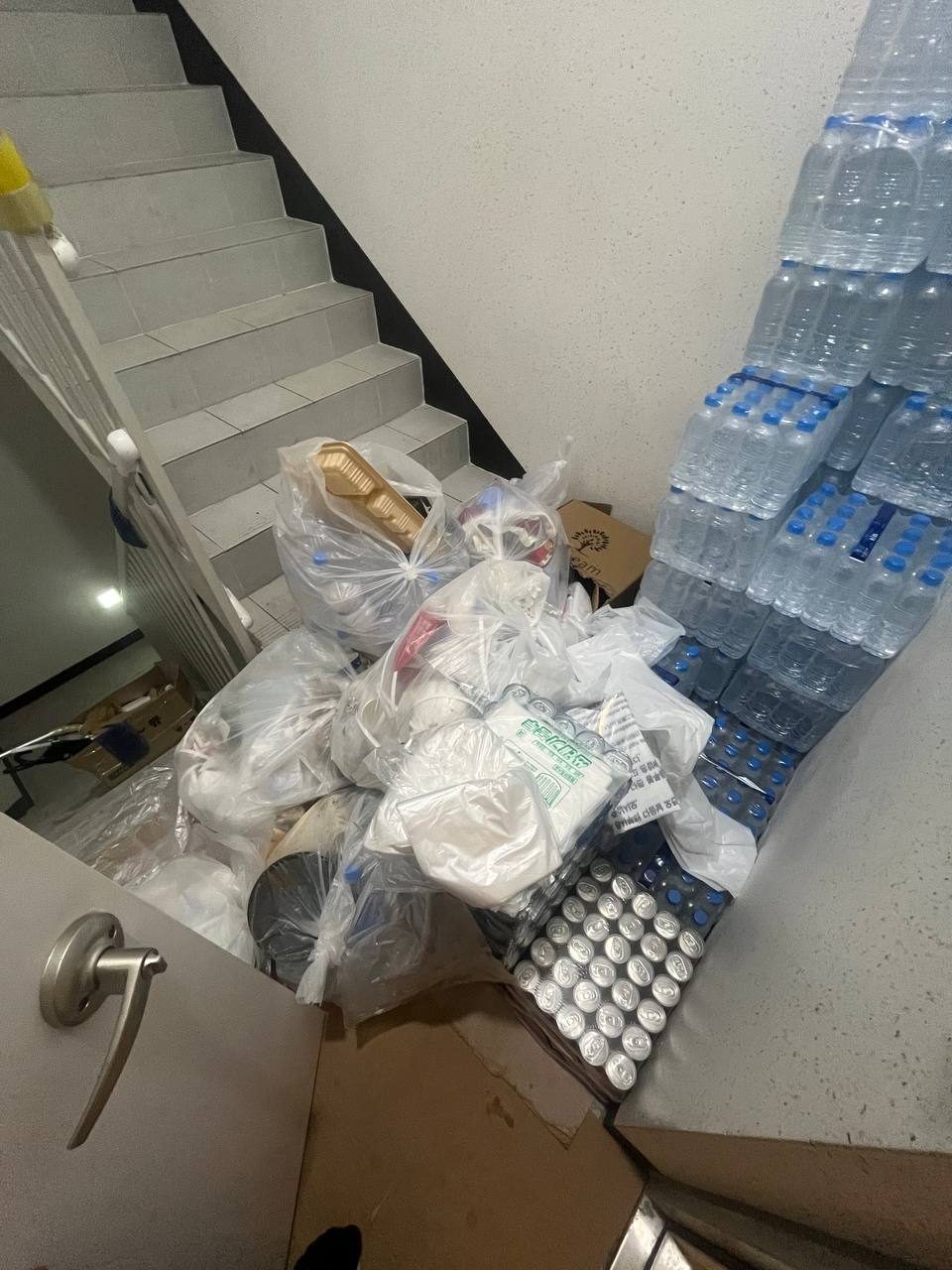 비상계단에 쌓인 물품과 쓰레기